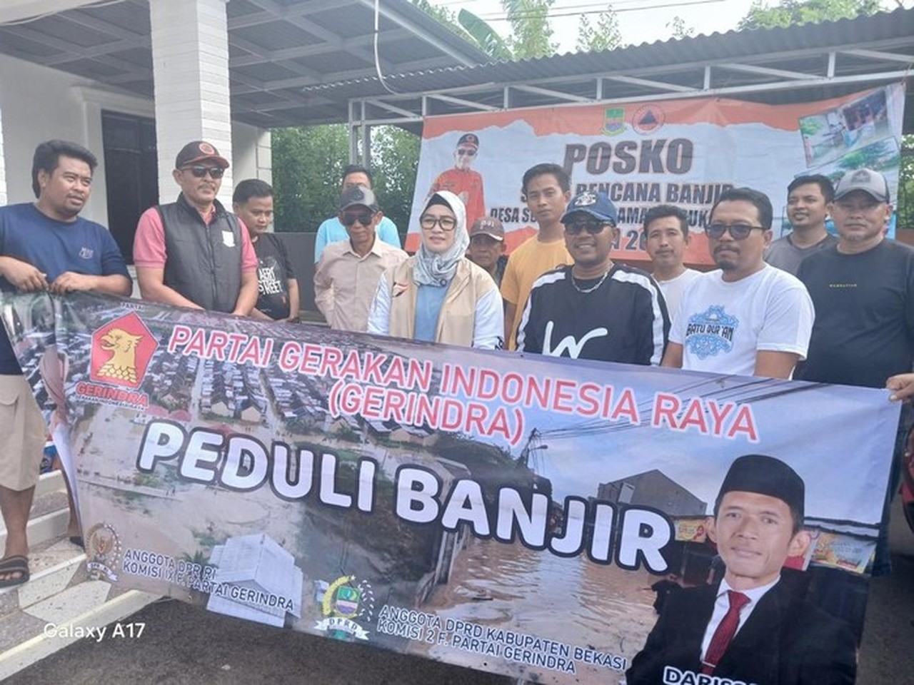 Legislator Gerindra Salurkan Bantuan Kemanusiaan untuk Korban Banjir di Bekasi Legislator Gerindra Salurkan Bantuan Kemanusiaan untuk Korban Banjir di Bekasi