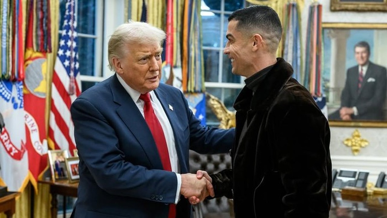 Donald Trump Pajang Foto Bersama Cristiano Ronaldo di Ruang Oval Gedung Putih Donald Trump Pajang Foto Bersama Cristiano Ronaldo di Ruang Oval Gedung Putih