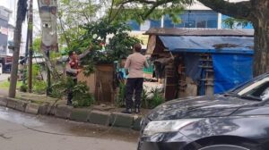Kabel Menjuntai di Jalan Otista Ciputat Dievakuasi, Lalu Lintas Kembali Lancar