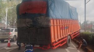 Truk Rem Blong Tabrak Gerbang Tol Lenteng Agung, Lalu Lintas Sempat Ditutup