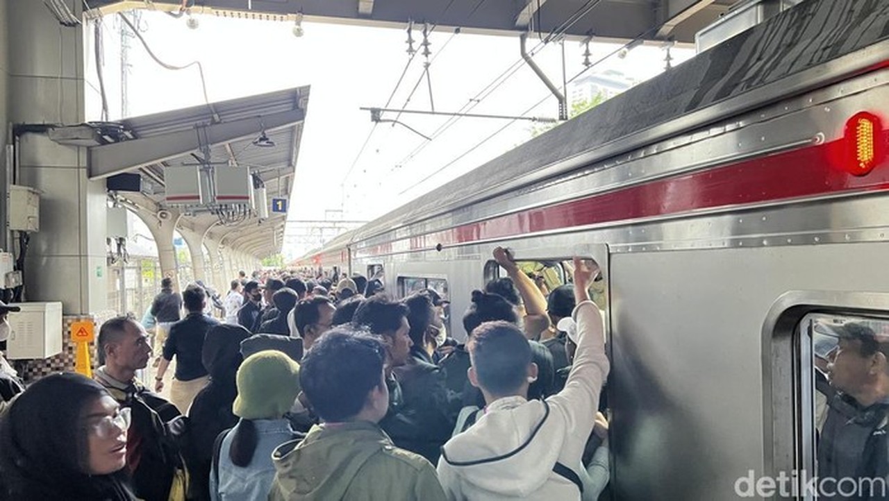 Anker KRL Green Line Keluhkan Desak-desakan Tiap Hari di Jam Sibuk