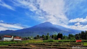 Cuaca Ekstrem dan Longsor, Pendakian Gunung Ciremai Ditutup Hingga Maret 2026