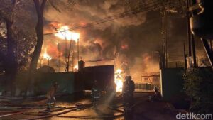 Api Mengamuk 13 Jam di Pabrik Sandal Swallow Medan, Penyebab Masih Misteri