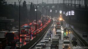 Kepadatan Lalu Lintas Landa Sejumlah Ruas Tol Menuju Jakarta Pagi Ini