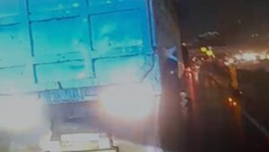 Truk Pecah Ban di MT Haryono Jaksel Arah Cawang, Pengendara Diimbau Waspada