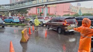Banjir Rendam Jl Letjend Suprapto, Pengendara Dialihkan ke Jalur TransJakarta