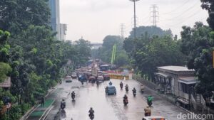 Banjir di Jalan DI Pandjaitan Jakarta Timur Surut, Lalin ke Sunter Masih Macet Parah