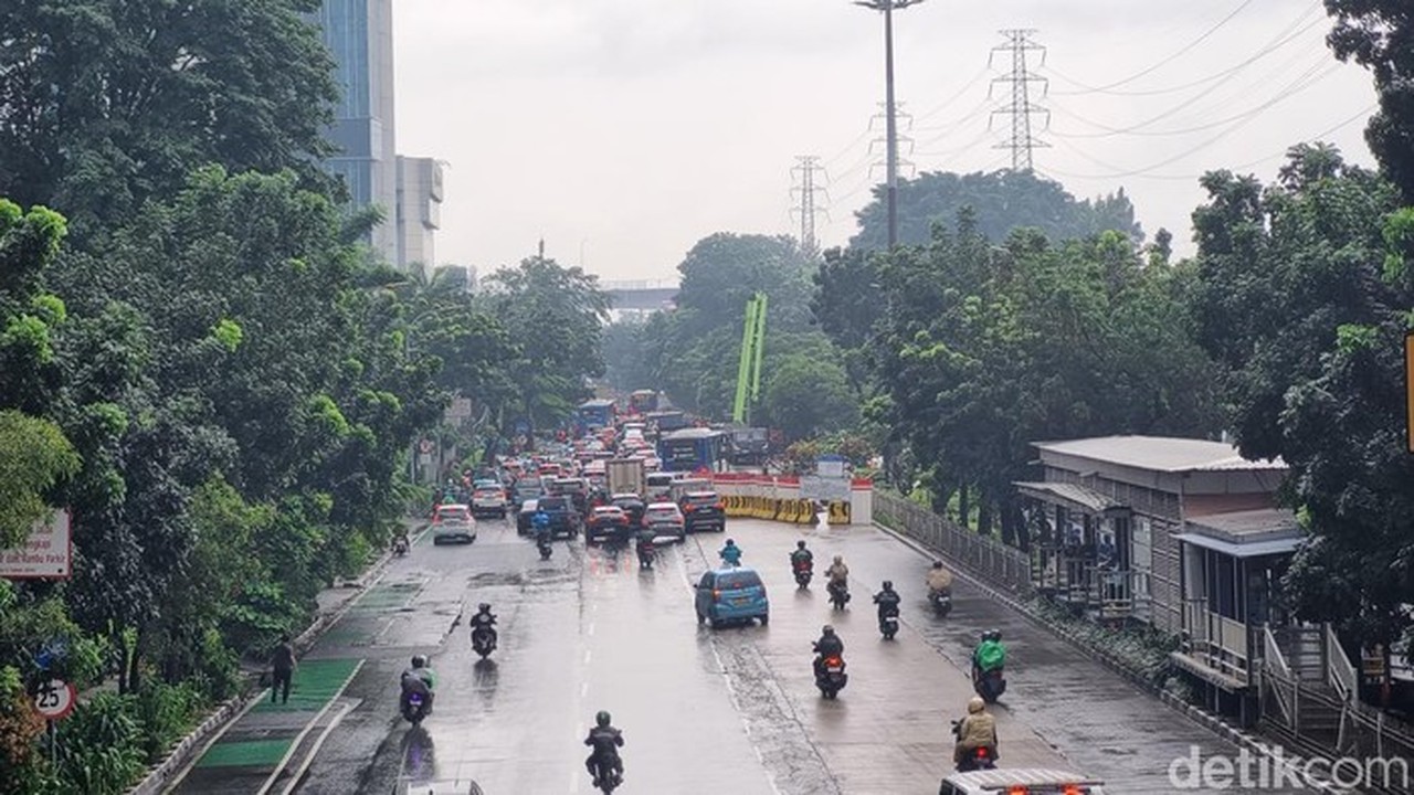 Banjir di Jalan DI Pandjaitan Jakarta Timur Surut, Lalin ke Sunter Masih Macet Parah