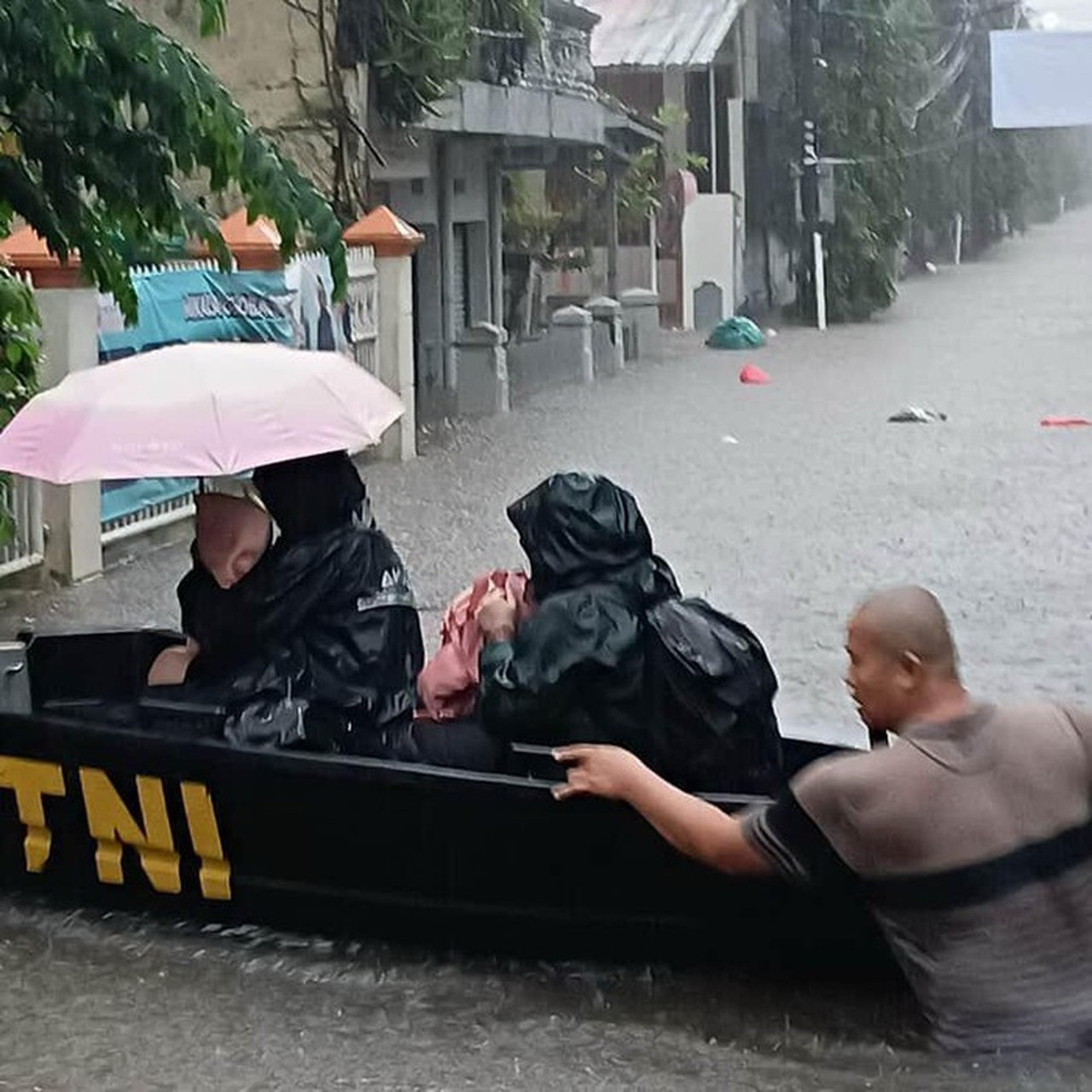 Perumahan Jatibening Permai Bekasi Terendam Banjir, Ketinggian Air Mencapai 1 Meter Perumahan Jatibening Permai Bekasi Terendam Banjir, Ketinggian Air Mencapai 1 Meter