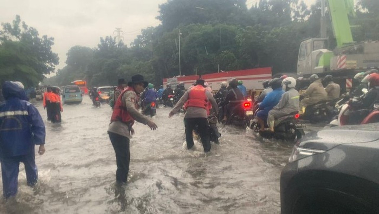 Banjir 40 Cm di DI Pandjaitan, Polisi Bantu Dorong Motor Warga yang Mogok Banjir 40 Cm di DI Pandjaitan, Polisi Bantu Dorong Motor Warga yang Mogok