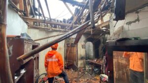 Hujan Angin Kencang, Rumah Warga di Cibinong Bogor Ambruk dan Penghuni Terpaksa Mengungsi