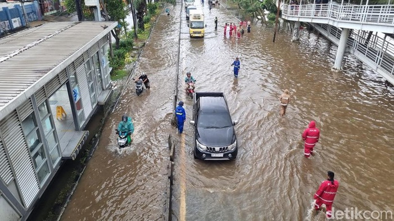 Banjir Landa Daan Mogot Jakbar, Arus Lalu Lintas Lumpuh Total Akibat Luapan Kali Mookervart