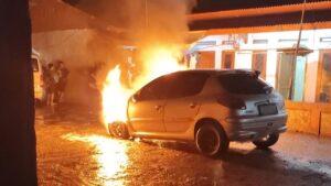 Mobil Warga Bogor Terbakar Hebat Diduga Akibat Korsleting Saat Sedang Bertamu