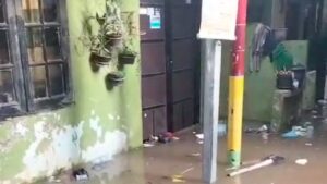 Banjir Kebon Pala Capai 135 Cm, Warga Bertahan di Lantai Dua Sambil Pantau Kenaikan Air