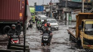 Banjir Jakarta: 28 RT dan 11 Jalan Terendam Akibat Hujan Deras, BPBD Pantau Ketat
