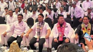 Kaesang Pangarep Tiba di Makassar, Disambut Meriah Tarian Adat dan Pengalungan Sarung Sutra