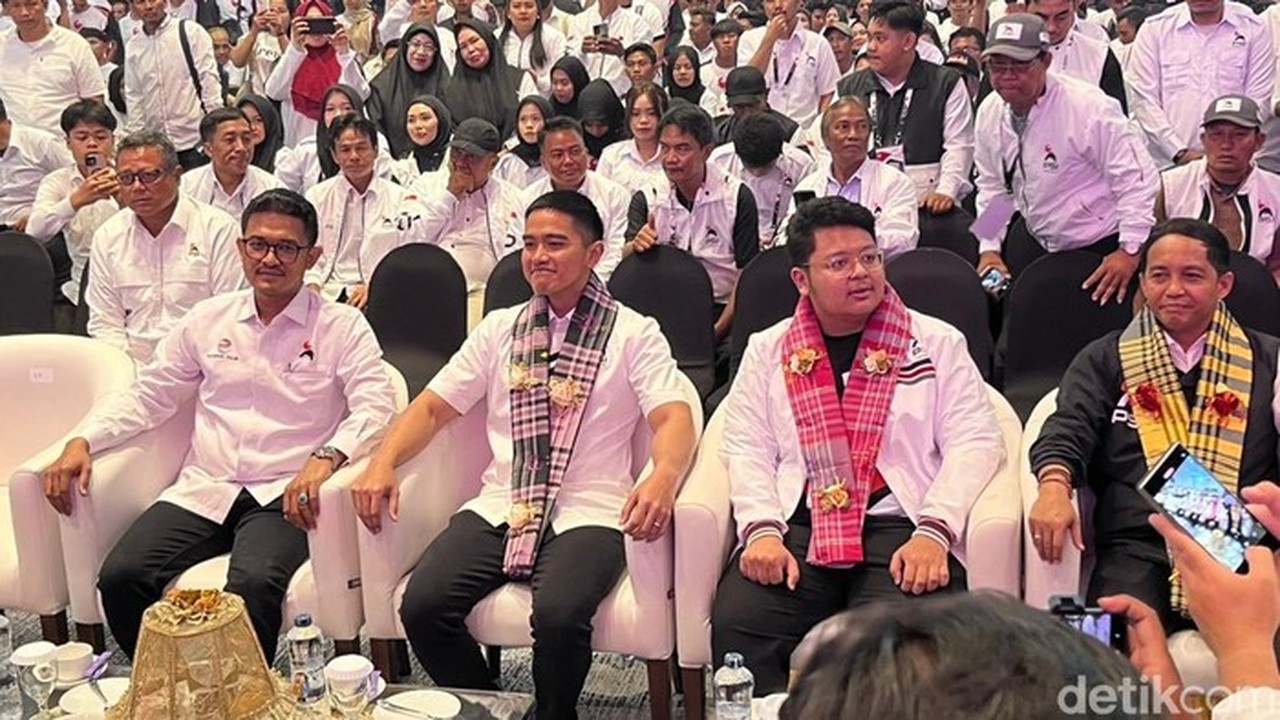 Kaesang Pangarep Tiba di Makassar, Disambut Meriah Tarian Adat dan Pengalungan Sarung Sutra Kaesang Pangarep Tiba di Makassar, Disambut Meriah Tarian Adat dan Pengalungan Sarung Sutra