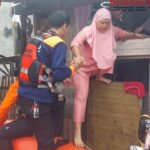 Banjir 1,5 Meter Kepung Bekasi, Evakuasi Warga Rentan Dimulai