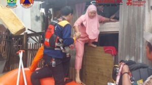 Banjir 1,5 Meter Kepung Bekasi, Evakuasi Warga Rentan Dimulai