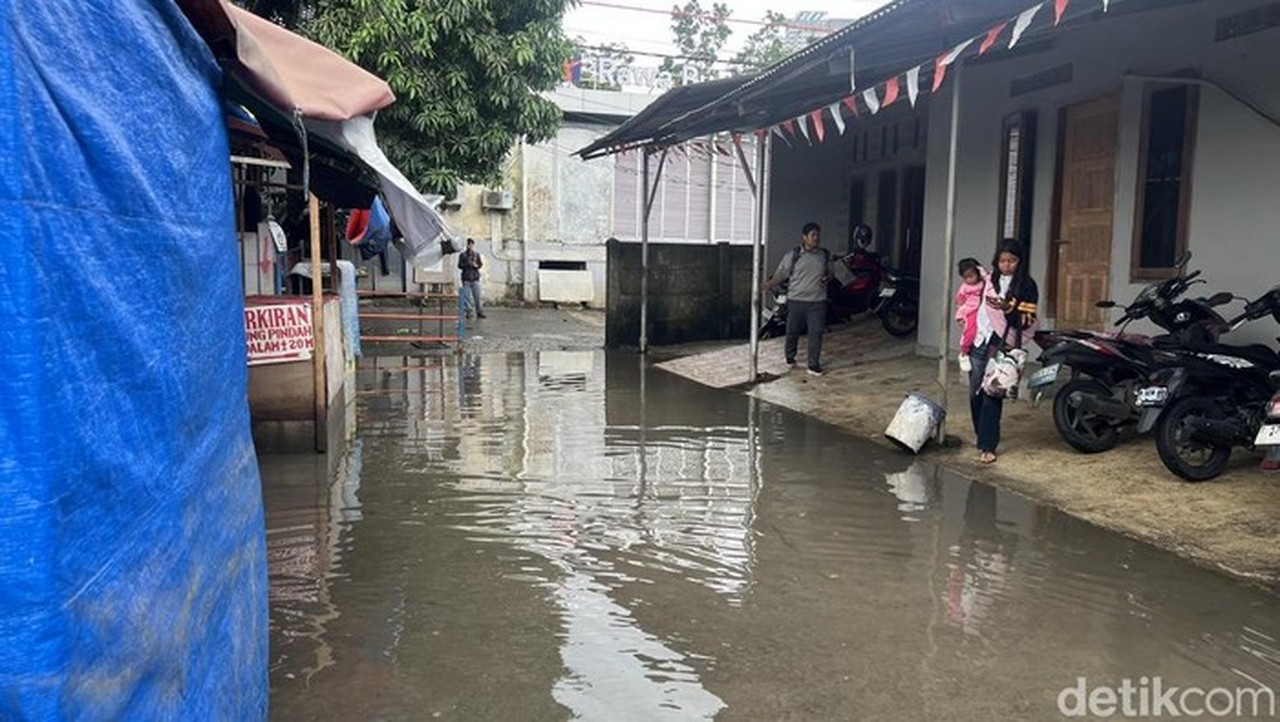 Banjir di Pintu Selatan Stasiun Rawa Buaya Jakarta Barat Berangsur Surut