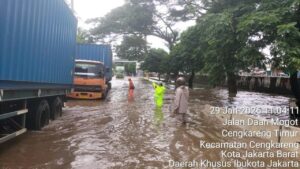 Jalan Daan Mogot Terendam Banjir 60 Cm, Kendaraan Roda Dua Terjebak