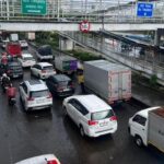 Jalan Daan Mogot Tergenang Banjir 40 Cm, Lalu Lintas Arah Cengkareng Tersendat Parah