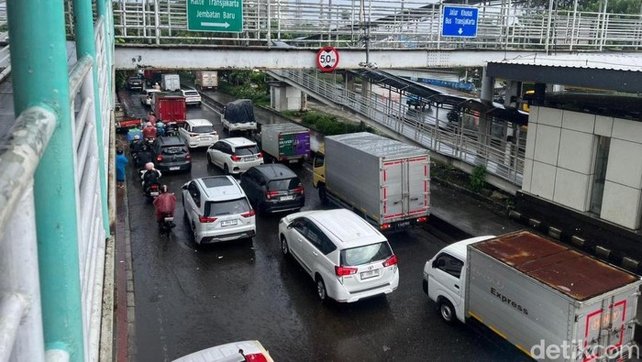 Jalan Daan Mogot Tergenang Banjir 40 Cm, Lalu Lintas Arah Cengkareng Tersendat Parah