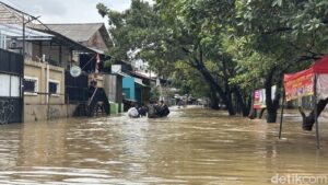 Banjir Kembali Landa Duta Kranji Bekasi, Air Capai 80 Cm Akibat Hujan dan Luapan Kali