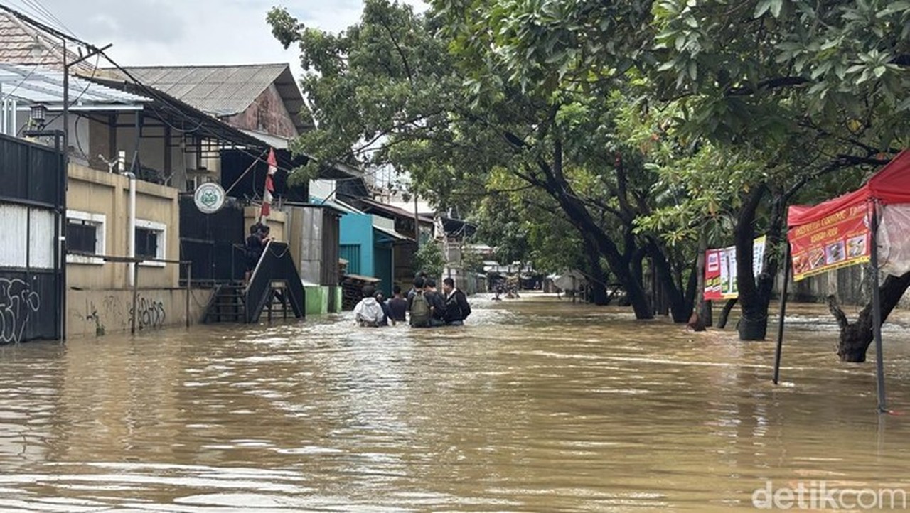 Banjir Kembali Landa Duta Kranji Bekasi, Air Capai 80 Cm Akibat Hujan dan Luapan Kali