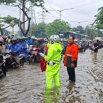 Banjir Daan Mogot Lumpuhkan Lalu Lintas, Ratusan Pemotor Nekat Lawan Arah