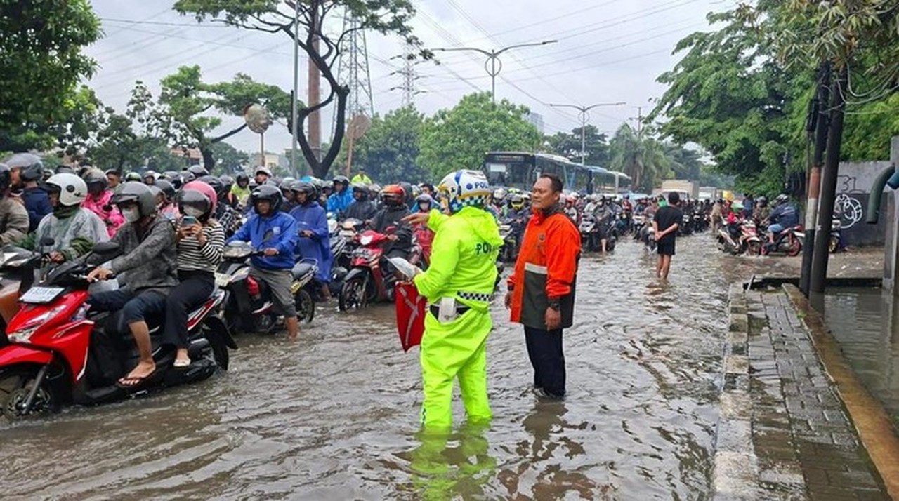 Banjir Daan Mogot Lumpuhkan Lalu Lintas, Ratusan Pemotor Nekat Lawan Arah Banjir Daan Mogot Lumpuhkan Lalu Lintas, Ratusan Pemotor Nekat Lawan Arah