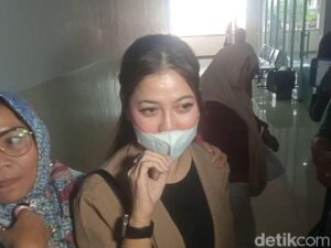 Dokter Kamelia Hadiri Sidang Ammar Zoni Bersama Putri Kecilnya, Arumi