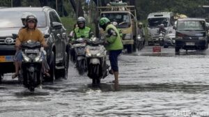 Banjir Kelapa Gading: Ojol Terpaksa Parkir Tengah Jalan Demi Ambil Pesanan