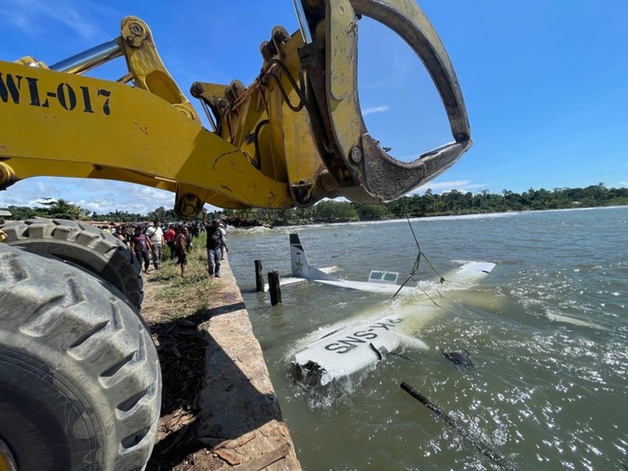 Bangkai Pesawat Smart Air yang Jatuh di Perairan Nabire Berhasil Dievakuasi ke Darat Bangkai Pesawat Smart Air yang Jatuh di Perairan Nabire Berhasil Dievakuasi ke Darat
