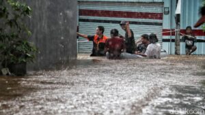 Banjir Cipinang Melayu Capai 130 Cm Akibat Luapan Kali Sunter, Warga Terjaga Semalaman