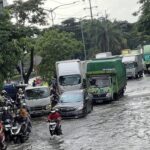 Banjir Jalan Daan Mogot Jakarta Barat Lumpuhkan Lalu Lintas Seharian