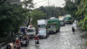 Banjir Jalan Daan Mogot Jakarta Barat Lumpuhkan Lalu Lintas Seharian