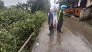 Tebing Jalan Raya Cilebut Bogor Longsor Akibat Hujan Deras, Timpa Satu Rumah Kosong