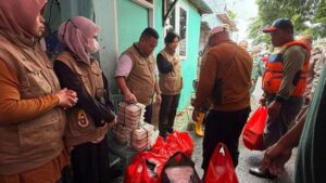 Banjir Teluk Pucung Bekasi: Polisi dan SPPG Salurkan 500 Paket Makanan untuk Warga Terdampak