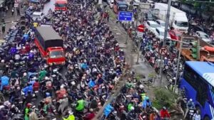 Terjebak Banjir 3 Jam di Daan Mogot, Warga Cengkareng Pilih Kembali Pulang