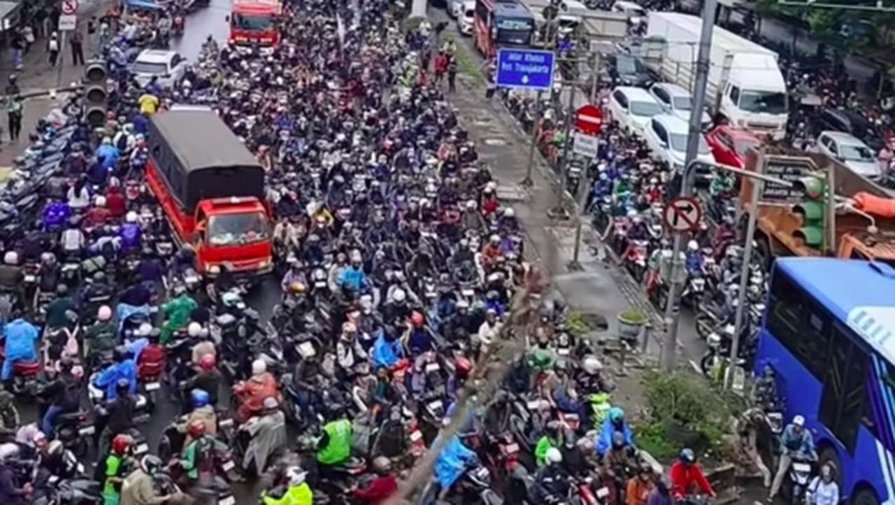 Terjebak Banjir 3 Jam di Daan Mogot, Warga Cengkareng Pilih Kembali Pulang