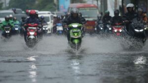 Banjir Jakarta Malam Ini: 46 RT dan 13 Jalan Masih Terendam Akibat Curah Hujan Tinggi