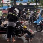 Warga Daan Mogot Sukarela Bantu Pengendara Motor Mogok Akibat Banjir Seharian