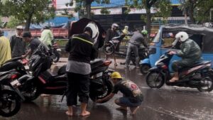 Warga Daan Mogot Sukarela Bantu Pengendara Motor Mogok Akibat Banjir Seharian