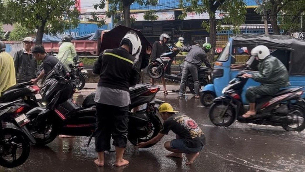 Warga Daan Mogot Sukarela Bantu Pengendara Motor Mogok Akibat Banjir Seharian