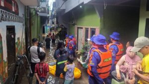 Banjir Kebon Pala Meluap, Polairud Polda Metro Jaya Turun Tangan Bantu Warga dan Pelajar
