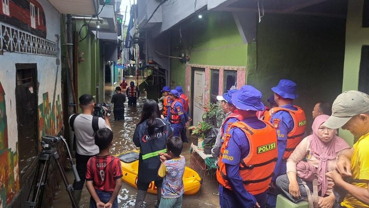 Banjir Kebon Pala Meluap, Polairud Polda Metro Jaya Turun Tangan Bantu Warga dan Pelajar Banjir Kebon Pala Meluap, Polairud Polda Metro Jaya Turun Tangan Bantu Warga dan Pelajar