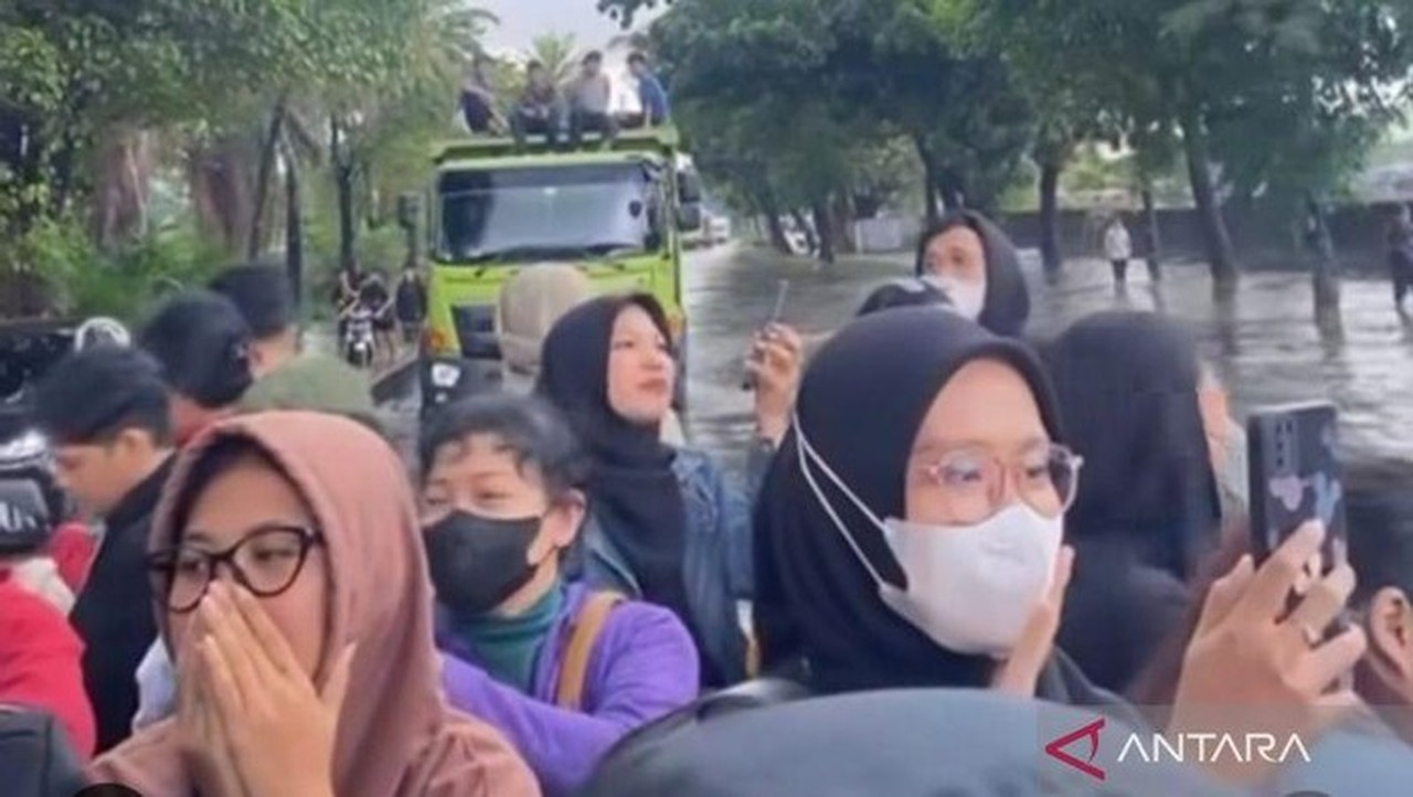 Kisah Haru Pekerja Terdampak Banjir Daan Mogot: Tumpangan Truk Gratis dari Orang Baik