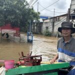Pedagang Ikan Nekat Terobos Banjir Bekasi Demi Tetap Bertahan Hidup