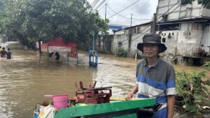 Pedagang Ikan Nekat Terobos Banjir Bekasi Demi Tetap Bertahan Hidup